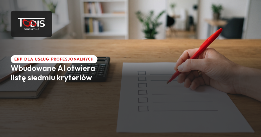 Dłoń z czerwonym długopisem przy liście kontrolnej i kalkulatorze - kryteria wyboru ERP dla usług profesjonalnych