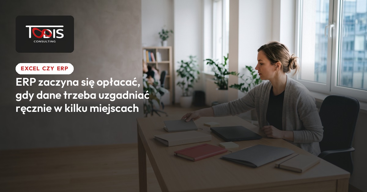 Pracownica sięga po jeden z kilku notatników rozłożonych na biurku, napis: ERP zaczyna się opłacać, gdy dane trzeba uzgadniać ręcznie w kilku miejscach. Todis Consulting.