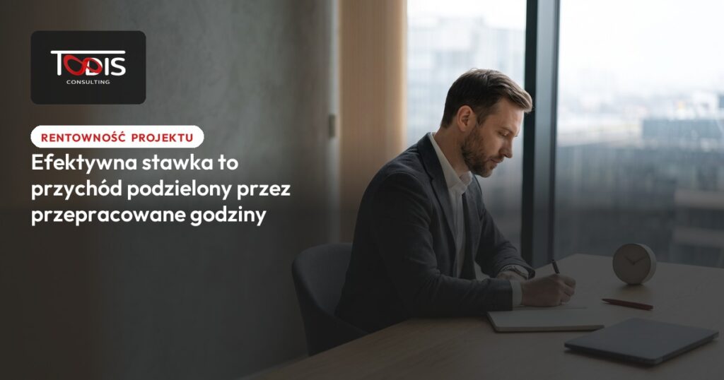 Konsultant robi notatki przy stole, obok zegar biurkowy i zamknięty laptop, napis: Efektywna stawka to przychód podzielony przez przepracowane godziny. Todis Consulting.
