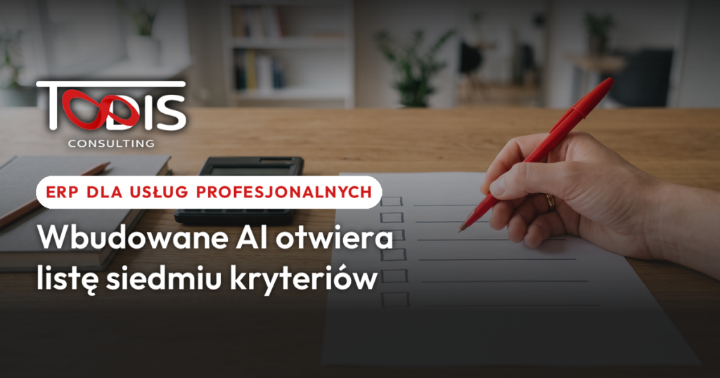 Dłoń z czerwonym długopisem przy liście kontrolnej i kalkulatorze - kryteria wyboru ERP dla usług profesjonalnych
