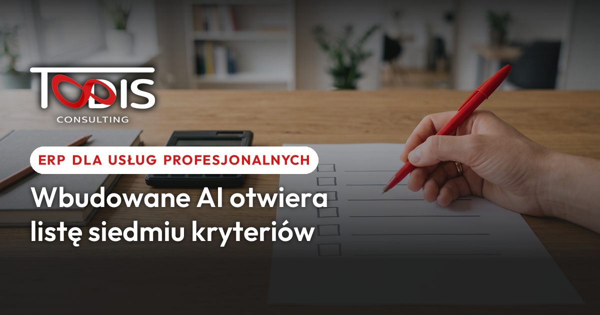 Dłoń z czerwonym długopisem przy liście kontrolnej i kalkulatorze - kryteria wyboru ERP dla usług profesjonalnych