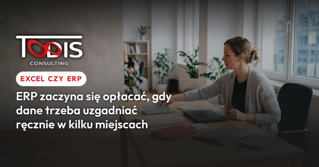 Pracownica sięga po jeden z kilku notatników rozłożonych na biurku, napis: ERP zaczyna się opłacać, gdy dane trzeba uzgadniać ręcznie w kilku miejscach. Todis Consulting.
