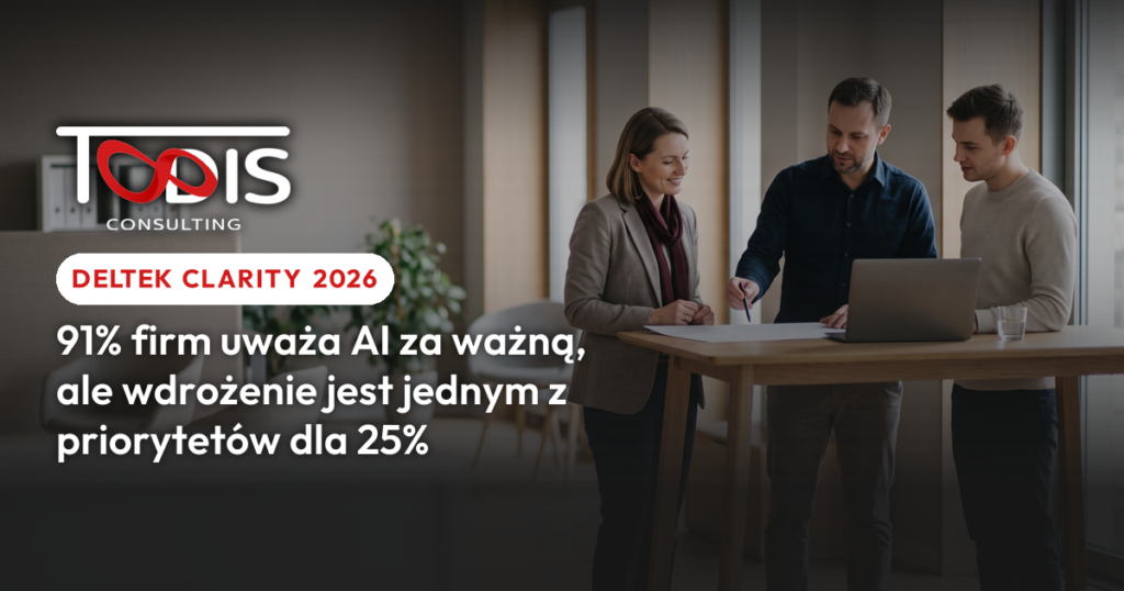 Trzy osoby przy wysokim stole w biurze: mężczyzna pośrodku wskazuje długopisem pustą kartkę obok otwartego laptopa; grafika do artykułu o AI w firmie konsultingowej.